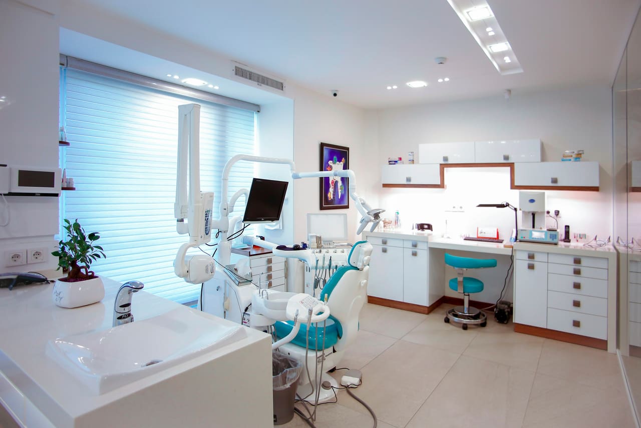 Behandlungszimmer mit Stuhl und Waschplatz